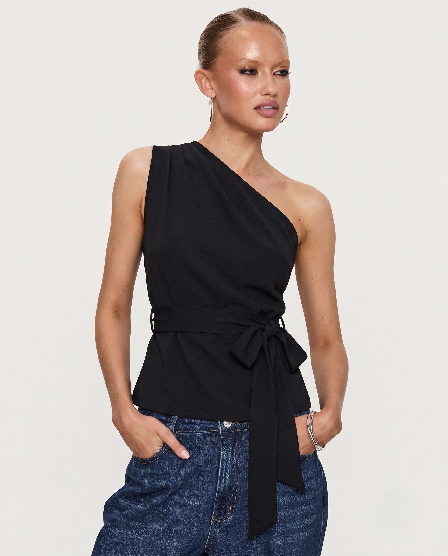 Siyah Kuşaklı Asimetrik Bluz